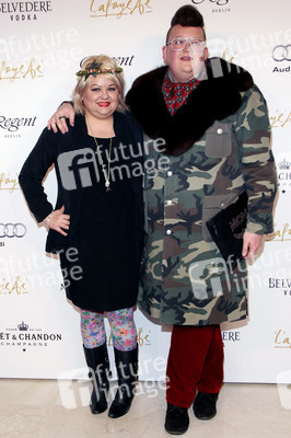 Betty Amrhein mit Begleitung