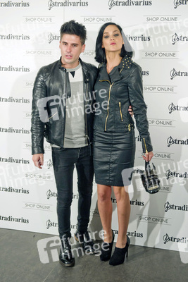 Leigh Lezark mit Begleitung