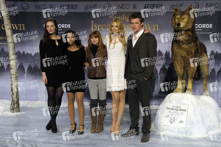 Maria Ehrich, Jennifer Lotsi, Josephine Preuß, Laura Berlin, Jannis Niewöhner