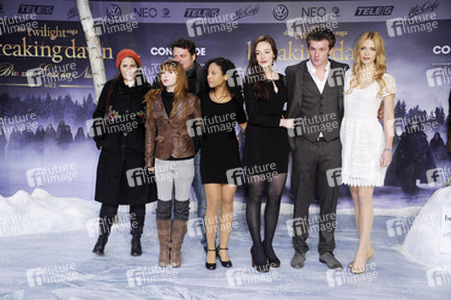 Katharina Schöde, Josefine Preuß, Felix Fuchssteiner, Jennifer Lotsi, Maria Ehrich, Jannis Niewöhner, Laura Berlin