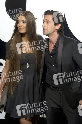 Adrien Brody mit seiner Verlobten Lara Nieto