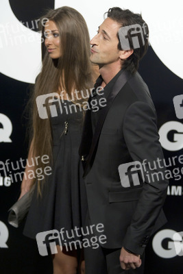 Adrien Brody mit seiner Verlobten Lara Nieto