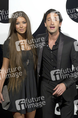 Adrien Brody mit seiner Verlobten Lara Nieto