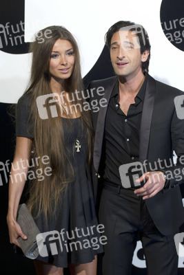Adrien Brody mit seiner Verlobten Lara Nieto