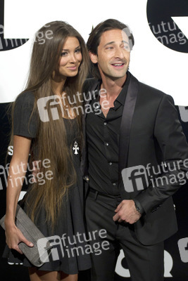 Adrien Brody mit seiner Verlobten Lara Nieto