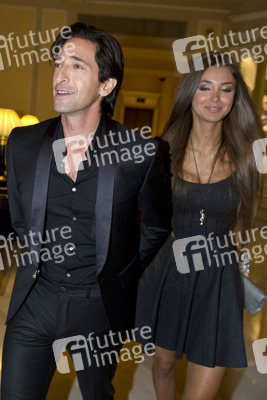 Adrien Brody mit seiner Verlobten Lara Nieto