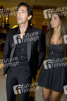 Adrien Brody mit seiner Verlobten Lara Nieto