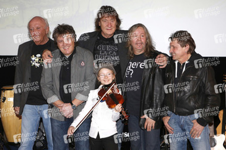 Peter 'Eingehaengt' Meyer, Dieter 'Quaster' Hertrampf, Dieter 'Maschine' Birr, Peter 'Bimbo' Rasym, Klaus Scharfschwerdt (Puhdys) mit Chiara Marie