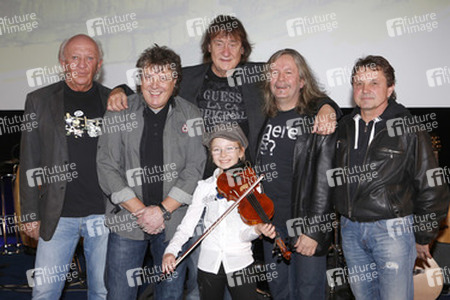 Peter 'Eingehaengt' Meyer, Dieter 'Quaster' Hertrampf, Dieter 'Maschine' Birr, Peter 'Bimbo' Rasym, Klaus Scharfschwerdt (Puhdys) mit Chiara Marie