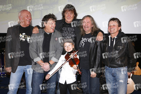 Peter 'Eingehaengt' Meyer, Dieter 'Quaster' Hertrampf, Dieter 'Maschine' Birr, Peter 'Bimbo' Rasym, Klaus Scharfschwerdt (Puhdys) mit Chiara Marie