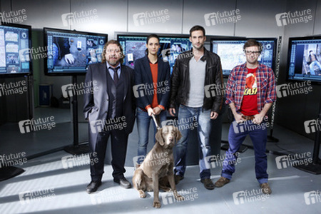 Armin Rohde, Liane Forestieri, Matthias Weidenhöfer, Daniel Aichinger mit Hund Finn