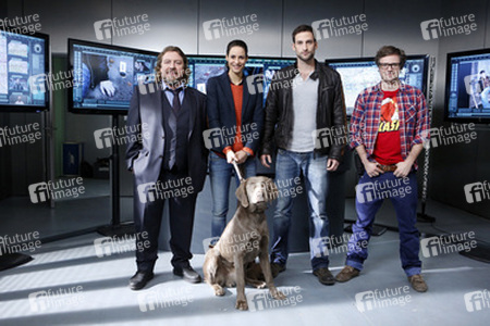 Armin Rohde, Liane Forestieri, Matthias Weidenhöfer, Daniel Aichinger mit Hund Finn