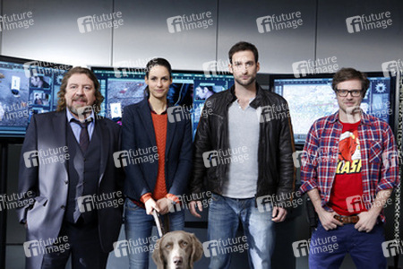 Armin Rohde, Liane Forestieri, Matthias Weidenhöfer, Daniel Aichinger mit Hund Finn
