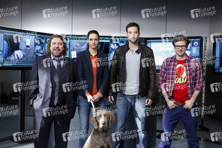 Armin Rohde, Liane Forestieri, Matthias Weidenhöfer, Daniel Aichinger mit Hund Finn