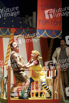 Jens Peter Brose, Julia Hell