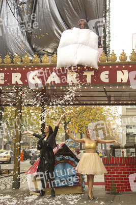 Julia Schwebke als Frau Holle, Verena Jakupov als Pechmarie, Yvonne Greitzke als Goldmarie