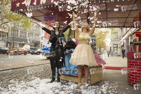 Verena Jakupov als Pechmarie, Yvonne Greitzke als Goldmarie