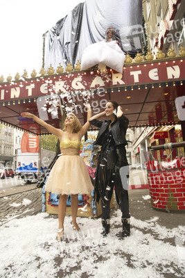 Julia Schwebke als Frau Holle, Yvonne Greitzke als Goldmarie, Verena Jakupov als Pechmarie