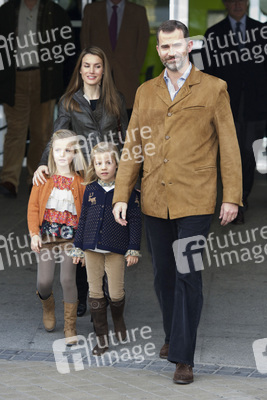 Prinz Felipe mit Prinzessin Letizia und ihren Kindern Prinzessin Leonor und Prinzessin Sofia