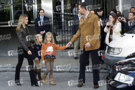 Prinz Felipe mit Prinzessin Letizia und ihren Kindern Prinzessin Leonor und Prinzessin Sofia