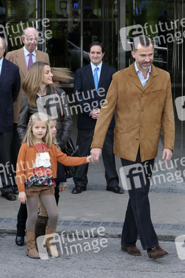 Prinz Felipe mit Prinzessin Letizia und ihren Kindern Prinzessin Leonor und Prinzessin Sofia
