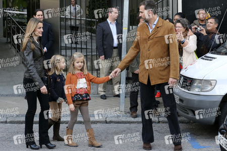 Prinz Felipe mit Prinzessin Letizia und ihren Kindern Prinzessin Leonor und Prinzessin Sofia
