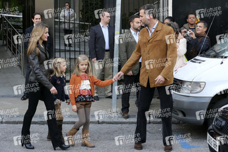 Prinz Felipe mit Prinzessin Letizia und ihren Kindern Prinzessin Leonor und Prinzessin Sofia