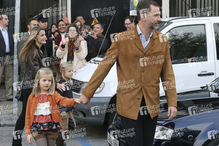 Prinz Felipe mit Prinzessin Letizia und ihren Kindern Prinzessin Leonor und Prinzessin Sofia