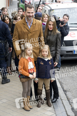 Prinz Felipe mit Prinzessin Letizia und ihren Kindern Prinzessin Leonor und Prinzessin Sofia