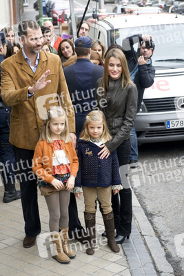 Prinz Felipe mit Prinzessin Letizia und ihren Kindern Prinzessin Leonor und Prinzessin Sofia