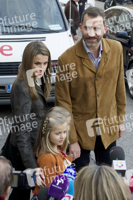 Prinz Felipe mit Prinzessin Letizia und ihren Kindern Prinzessin Leonor und Prinzessin Sofia