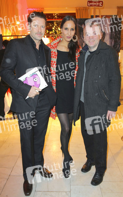 Bruno Eyron mit Freundin Friederike Dirscherl, Thierry Noir.