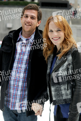 Katie Leclerc mit Begleitung