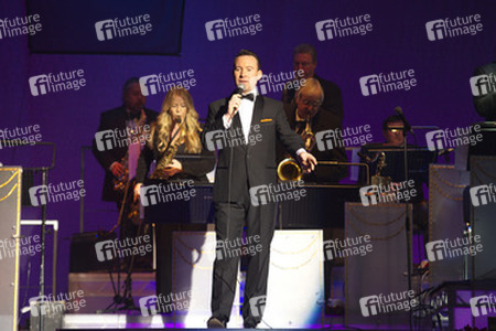 Tam Ward als Frank Sinatra