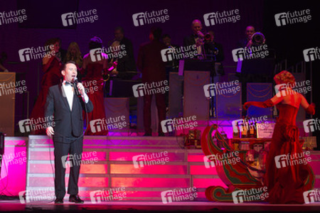 Tam Ward als Frank Sinatra