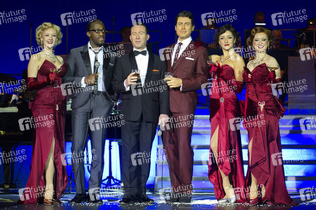 Giles Terera als Sammy Davis Jr., Tam Ward als Frank Sinatra, Phil Barley als Dean Martin