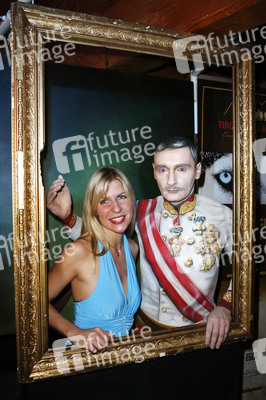 Janine Kunze mit Bodypaint-Model