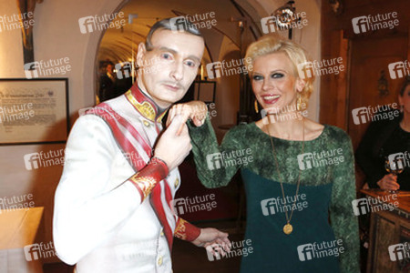 Eva Habermann mit Bodypaint-Model