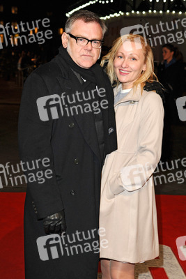 Kevin McNally mit Begleitung