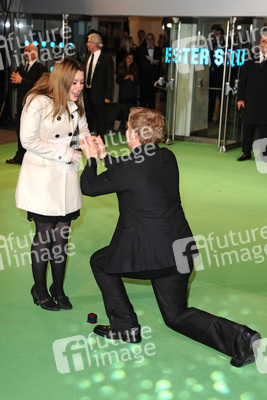 Ein Paar verlobt sich auf dem Grünen Teppich