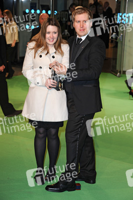 Ein Paar verlobt sich auf dem Grünen Teppich