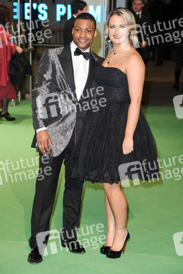 J.B. Gill (JLS) mit Begleitung