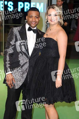 J.B. Gill (JLS) mit Begleitung