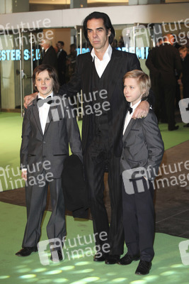 Nick Cave mit seinen Söhnen