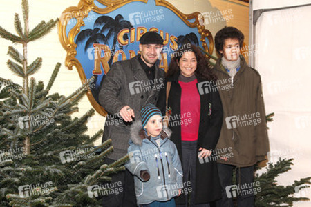 Bürger Lars Dietrich mit Ehefrau Türkiz Talay und Kindern