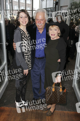 Anita Kupsch mit Ehemann Klaus Krahn und Enkelin Sonja Schobesberger