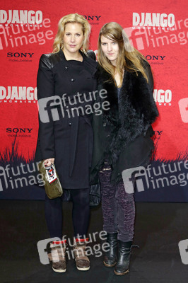 Anika Decker mit Begleitung