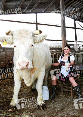 Magd beim Melken