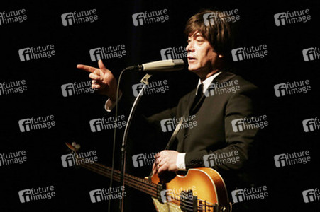 Steve White als Paul McCartney