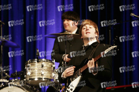 Simon Ramsden als Ringo Starr, Paul Tudhope als John Lennon